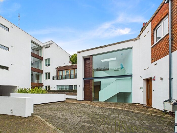 3 Bedroom Flat To Rent In Sheen Road, Surrey, TW9
