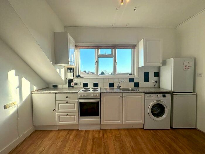 Studio To Rent In Firs Lane, London, N21