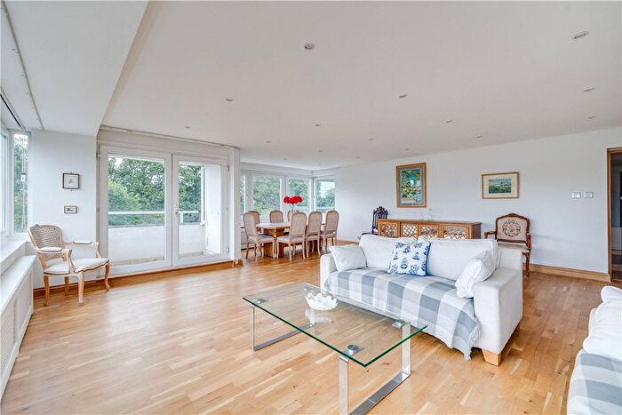 2 Bedroom Flat For Sale In Somerset Road, London, SW19