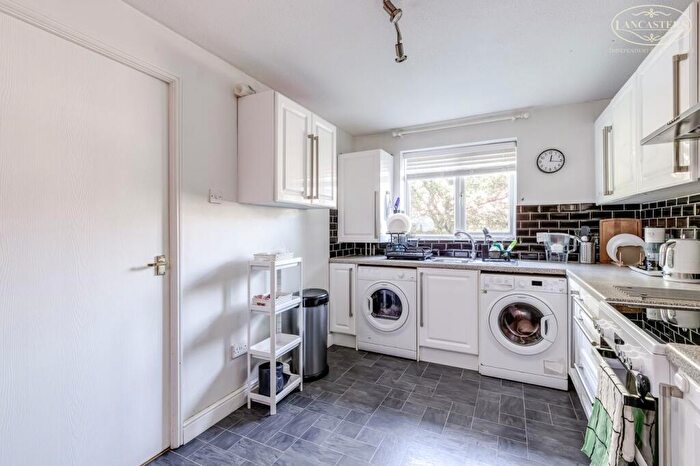 2 Bedroom Flat For Sale In Dean Court, Bolton, BL1 - Photo 6