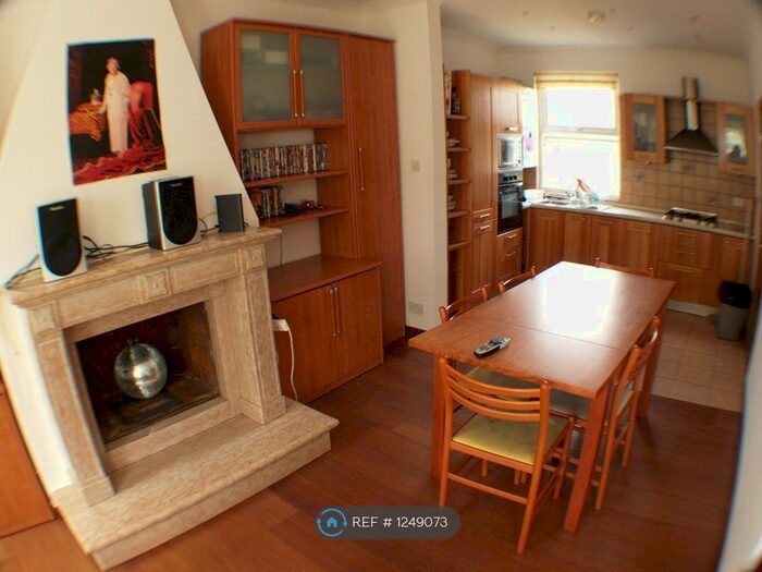 3 Bedroom Flat To Rent In First Floor, London, SW6