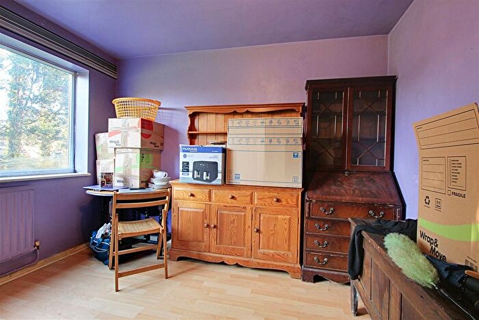 2 Bedroom Flat For Sale In Riverside Close, Kings Langley, WD4