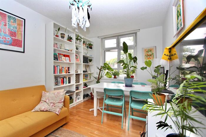 2 Bedroom Flat To Rent In Cazenove Road, N16