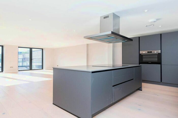 3 Bedroom Flat To Rent In Tottenham Lane, London, N8