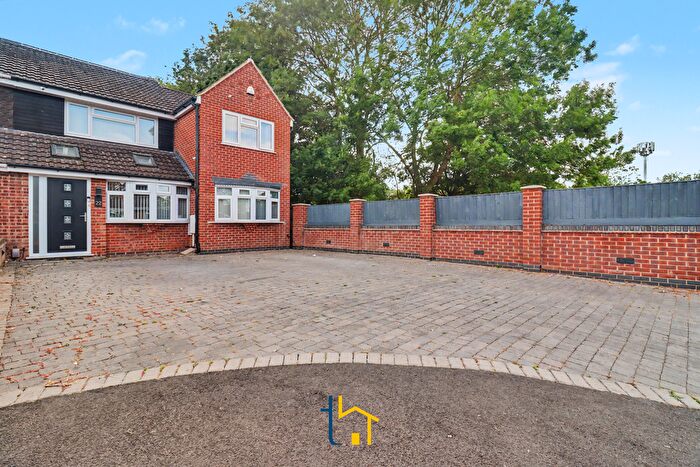 4 Bedroom Semi-Detached House To Rent In Badminton Road, Leicester, LE4
