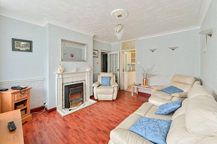 2 Bedroom Flat For Sale In Strathdon Drive, Earlsfield, London, SW17