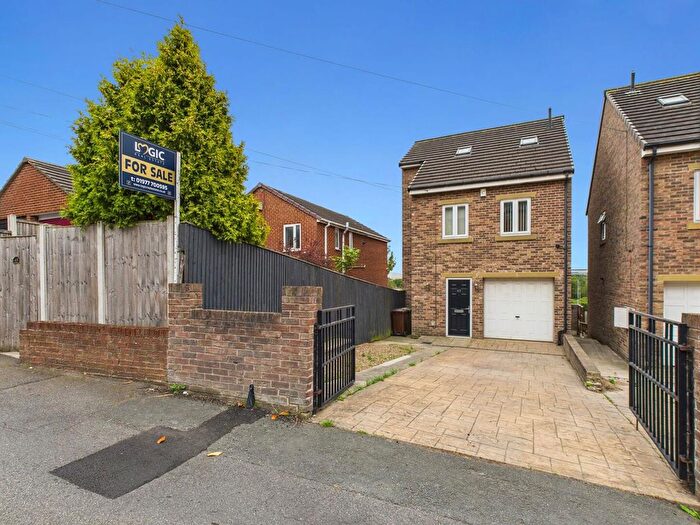 3 Bedroom Detached House For Sale In School Lane, Castleford, WF10