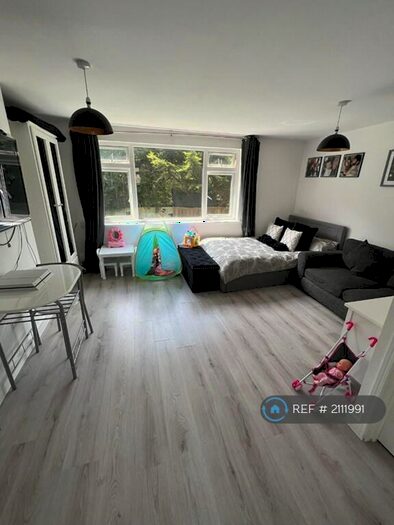 Studio To Rent In Graham House, Redhill, RH1