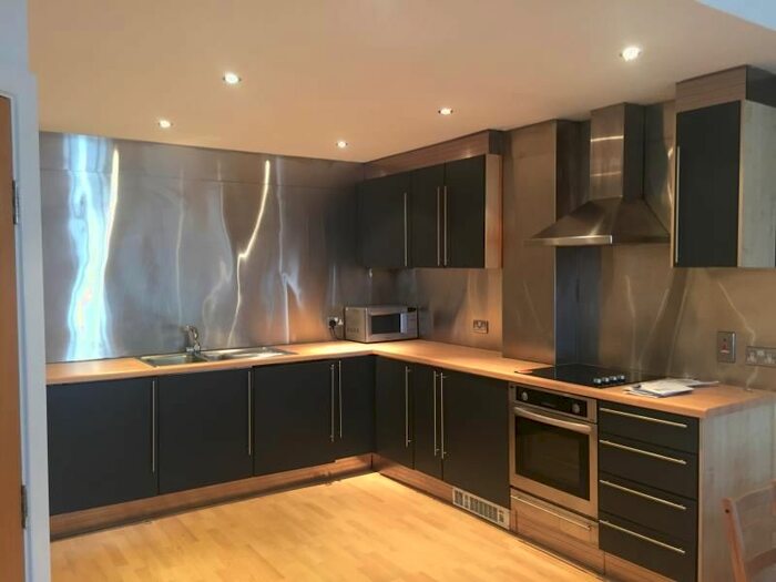 2 Bedroom Flat To Rent In South Parade, Leeds, LS1