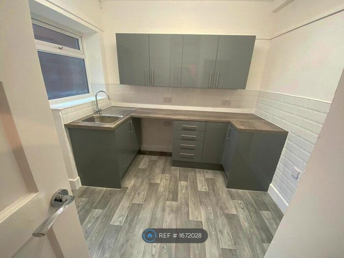 2 Bedroom Flat To Rent In Hamstead Court, Birmingham, B19