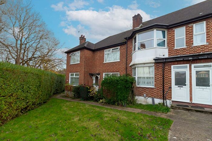 2 Bedroom Maisonette For Sale In Brook Avenue, Edgware, HA8