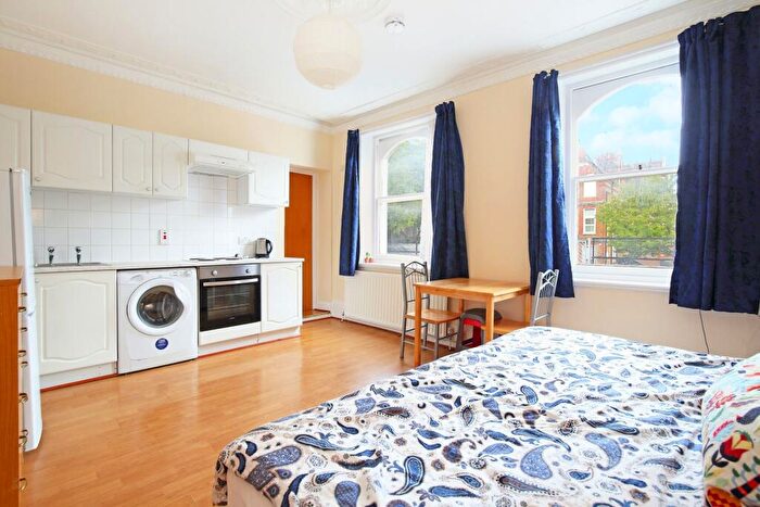 Flat To Rent In Sussex Way, London, N19