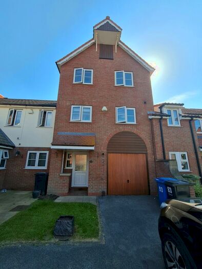 4 Bedroom Town House To Rent In Park Lane, LN1