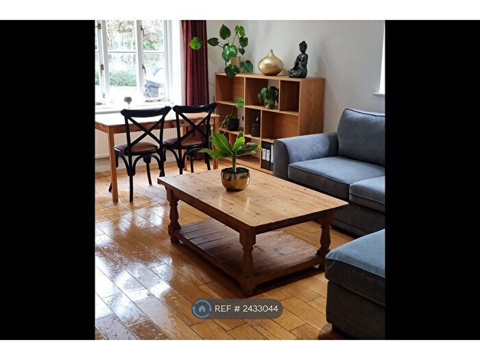 3 Bedroom Semi-Detached House To Rent In Royal Close, London, N16