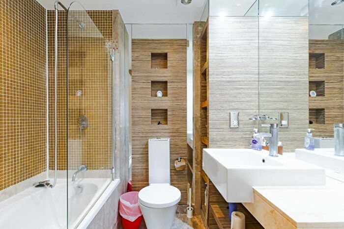 2 Bedroom Flat To Rent In City Tower, Canary Wharf, London, E14