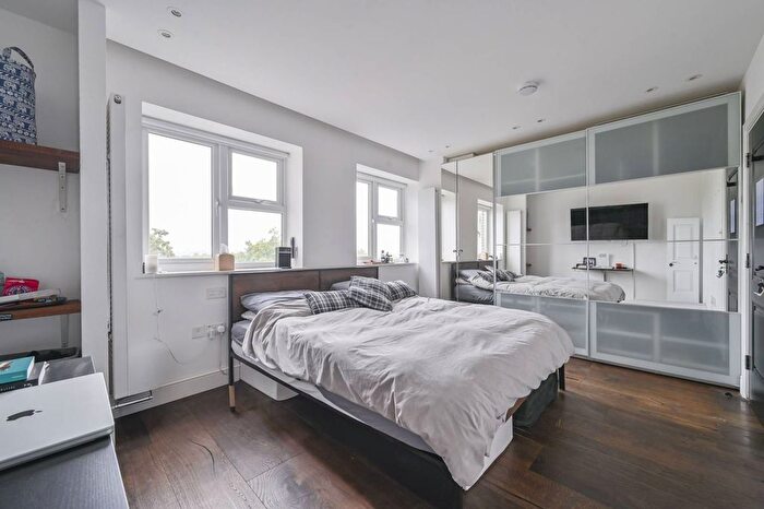 2 Bedroom Flat To Rent In Avenue Road, St John's Wood, London, NW8