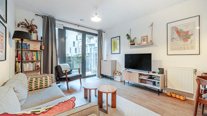 2 Bedroom Flat For Sale In Harford Street, Stepney, E1