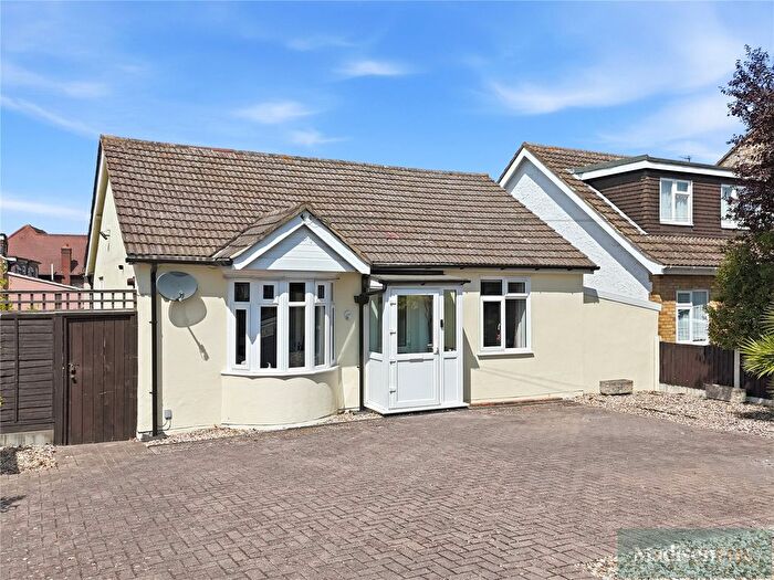 3 Bedroom Bungalow For Sale In Chase Cross Road, Romford, RM5