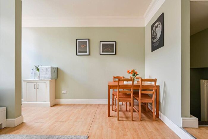 1 Bedroom Flat For Sale In Wightman Road, Harringay, London, N4