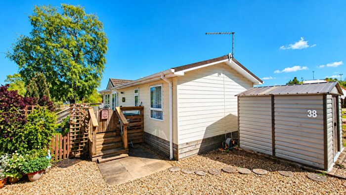 2 Bedroom Park Home For Sale In Lagoon Bank, Tallington, PE9