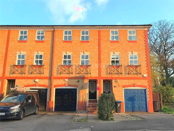 4 Bedroom Town House To Rent In Macleod Road, Winchmore Hill, N21