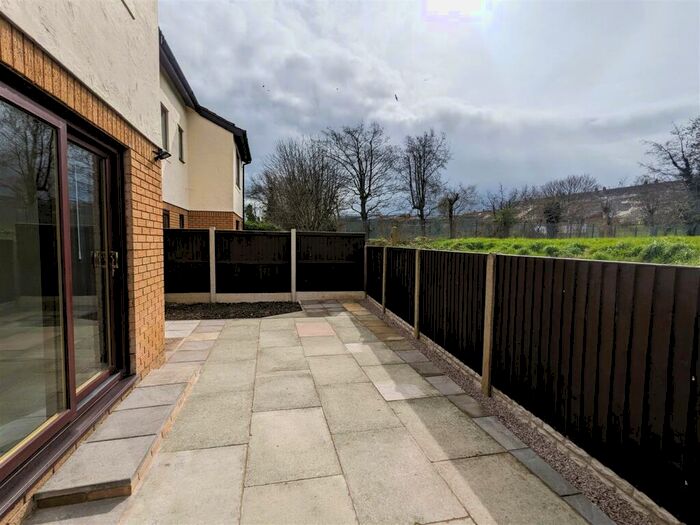 2 Bedroom Flat To Rent In Pine Grove Court, Rhos On Sea, Colwyn Bay, LL28