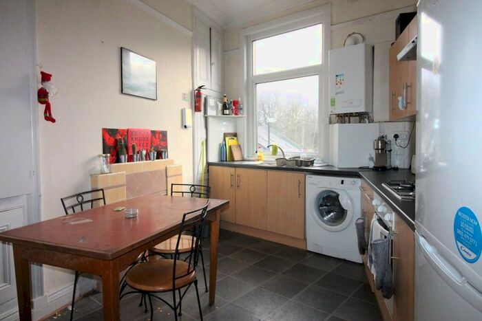3 Bedroom Flat To Rent In The Crescent, Leeds, West Yorkshire, LS6