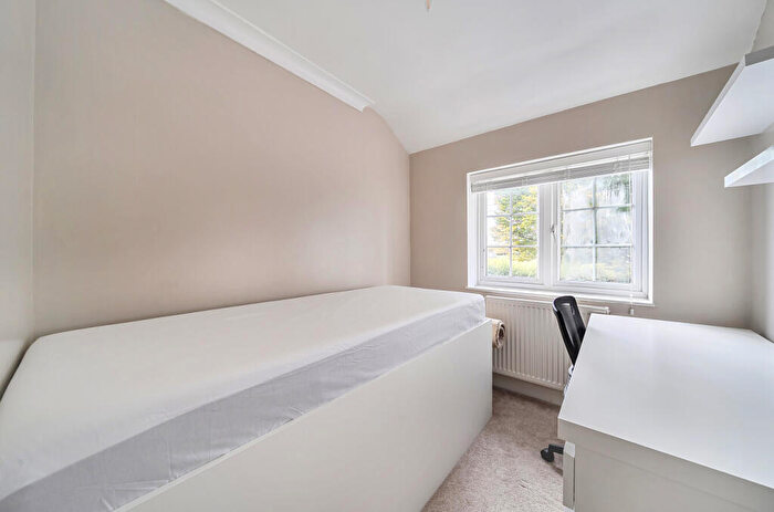 3 Bedroom End Of Terrace House For Sale In Chilwick Road, Slough, Berkshire, SL2