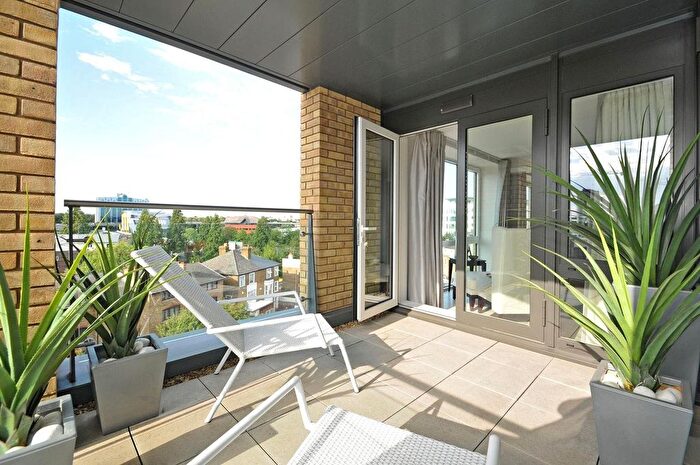 3 Bedroom Flat For Sale In Kew Bridge Road, Brentford, TW8