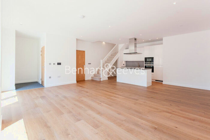 4 Bedroom Apartment To Rent In Thonrey Close, Colindale, NW9