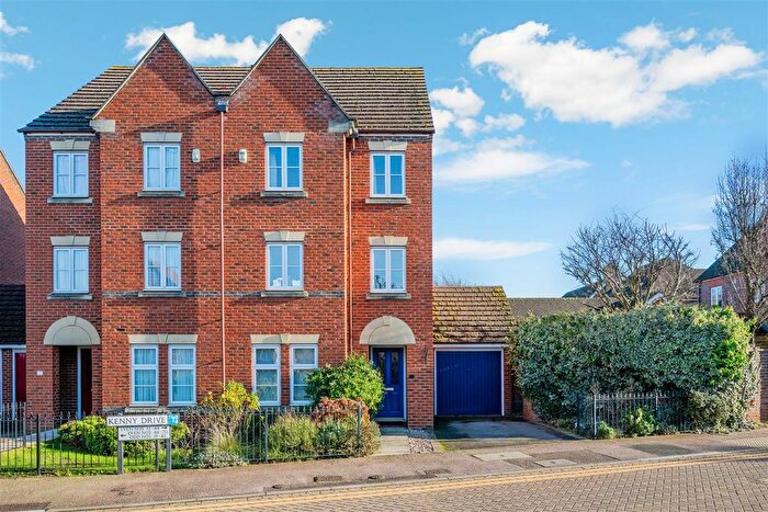 3 Bedroom Semi Detached House For Sale In Kenny Drive, Carshalton, SM5
