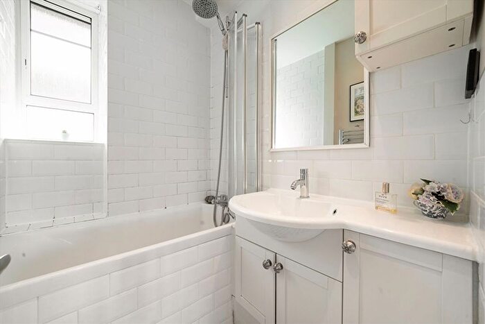 2 Bedroom Flat For Sale In White City Estate, Shepherds Bush, W12