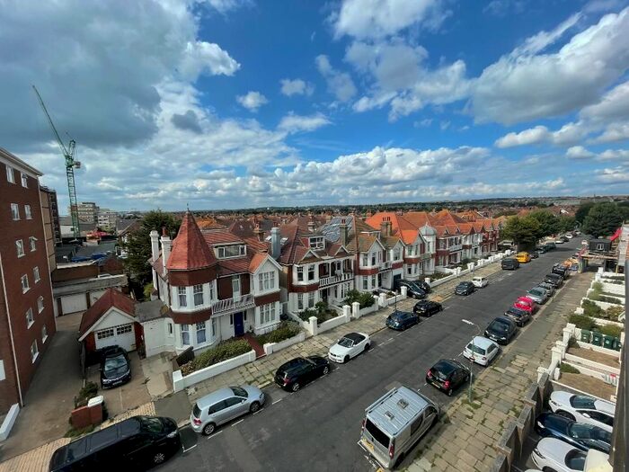 3 Bedroom Flat To Rent In Kingsway, Hove, BN3