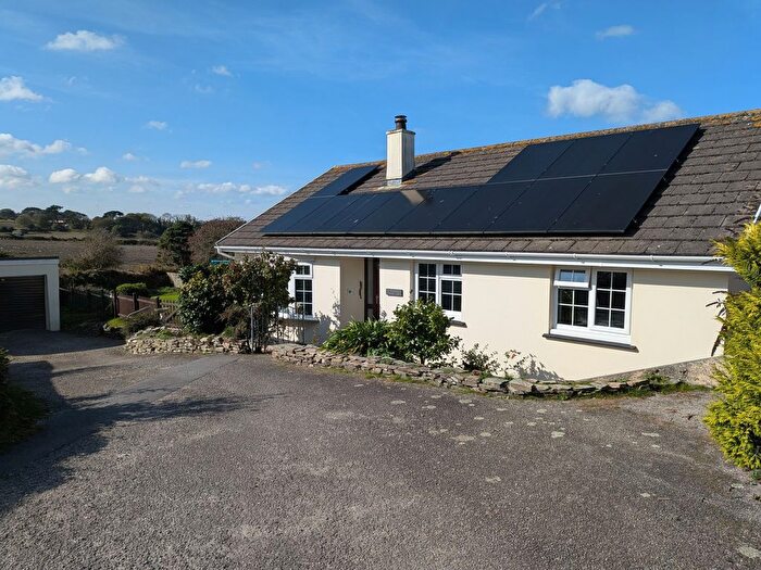 3 Bedroom Detached Bungalow For Sale In South Drive, Redruth, TR15