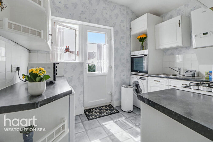 1 Bedroom Flat For Sale In Rochford Avenue, Southend-On-Sea, SS0