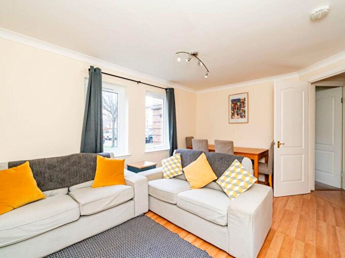 2 Bedroom Flat To Rent In North Werber Place, Edinburgh, EH4