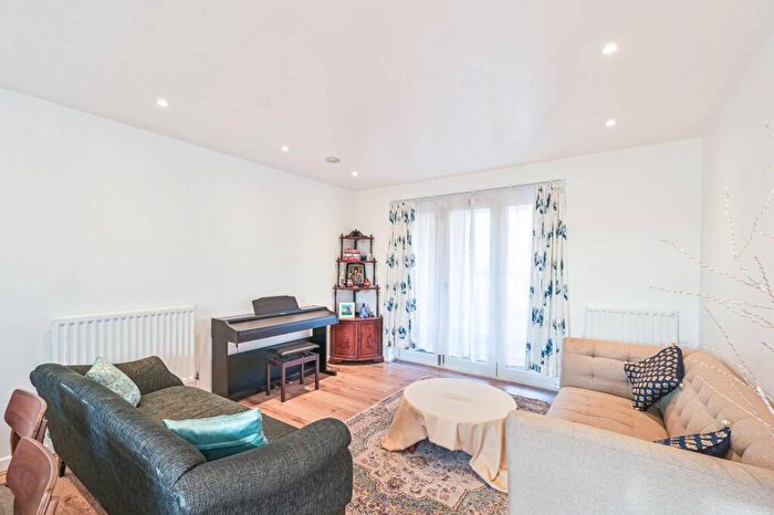 2 Bedroom Flat For Sale In Ashridge Close, Finchley, London, N3