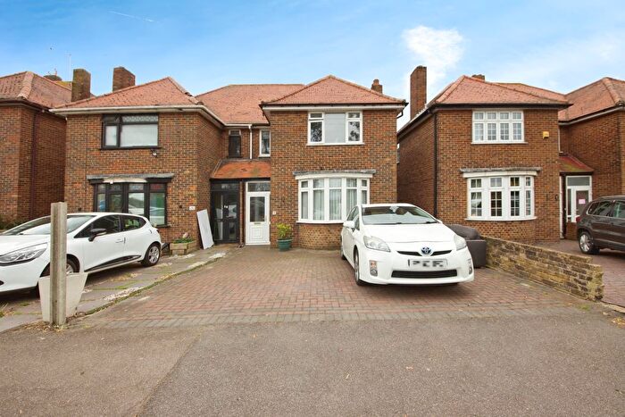 3 Bedroom Semi-Detached House For Sale In Wennington Road, Rainham, RM13