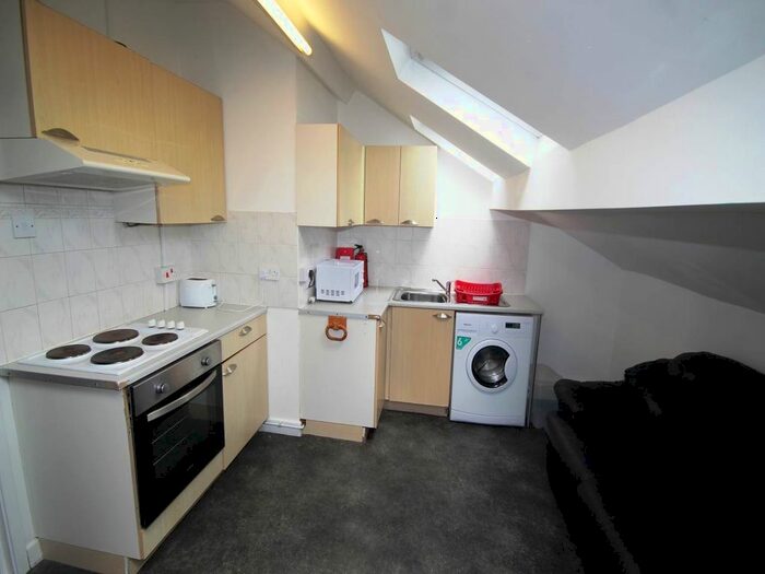 3 Bedroom Flat To Rent In Claremont, Bradford, BD7