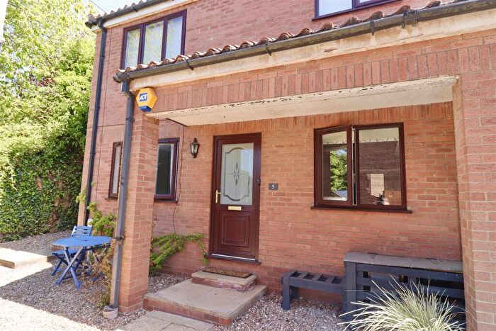 2 Bedroom Flat To Rent In Raikes Court, Welton, HU15