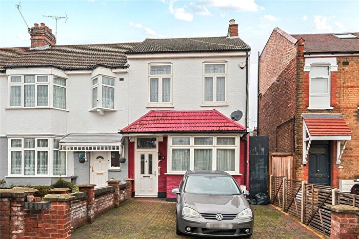 4 Bedroom End Terrace House For Sale In Warwick Road, London, N11