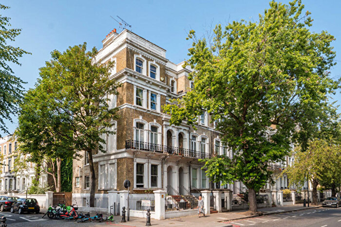 2 Bedroom Maisonette For Sale In Redcliffe Gardens, Chelsea, London, SW10