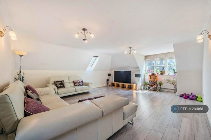 2 Bedroom Penthouse To Rent In Arnwood, Winnersh, Wokingham, RG41
