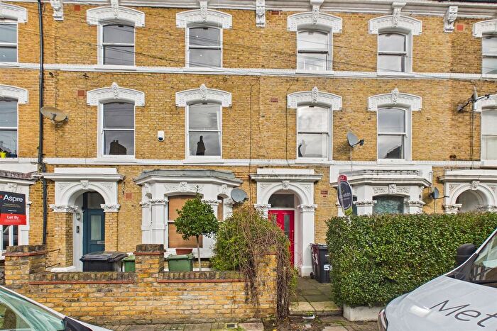 3 Bedroom Flat For Sale In Ferndale Road, Clapham Common, SW4