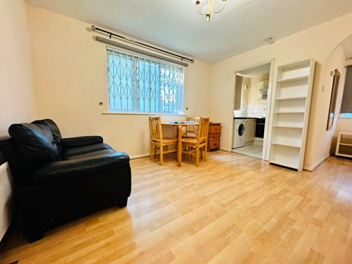 1 Bedroom Flat To Rent In Grinstead Road, London, SE8