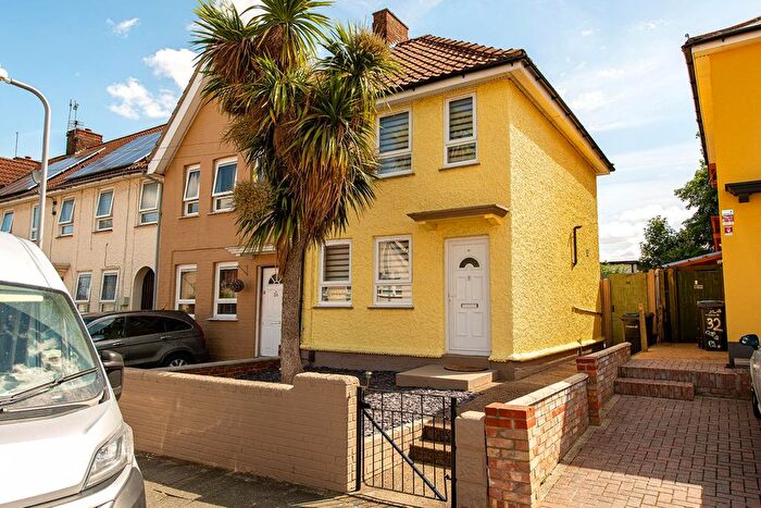 2 Bedroom End Of Terrace House To Rent In Dickens Road, Gravesend, DA12