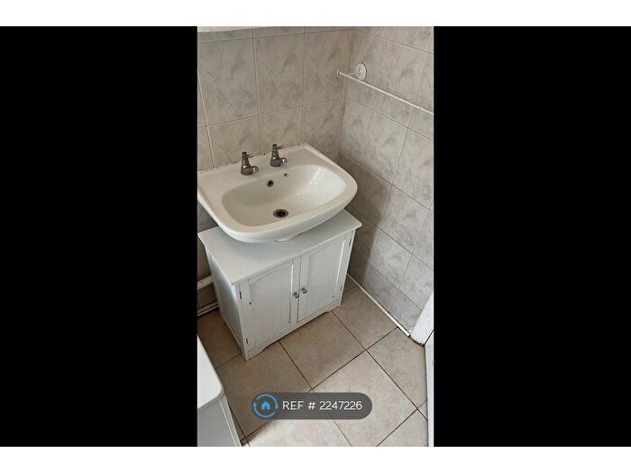 3 Bedroom Flat To Rent In Thornbury Court, Isleworth, TW7