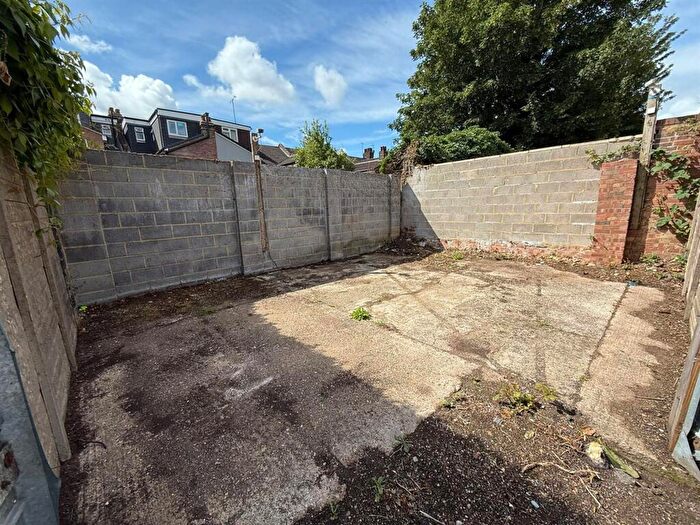 Land To Rent In Kingham Way, Luton, LU2