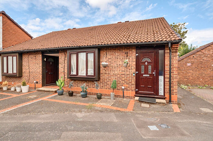 2 Bedroom Bungalow For Sale In Cobb Close, Datchet, Slough, SL3