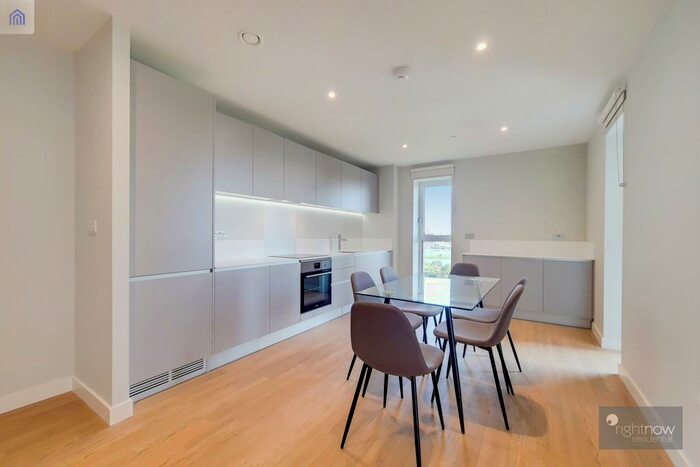 3 Bedroom Flat To Rent In Ferry Lane, London, N17